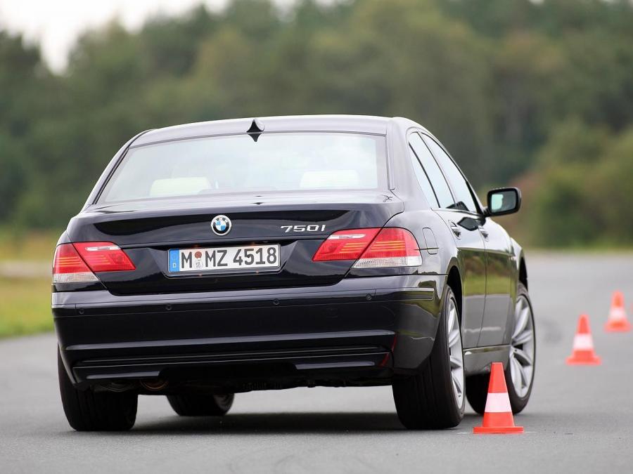  BMW 750i 2005 года  (фото 2 из 16)